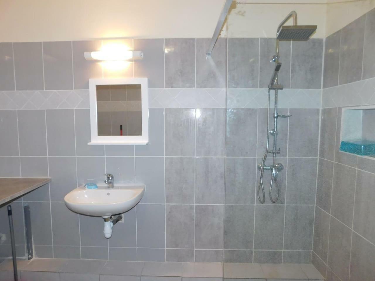 Charmant petit T2 dans maison Vieux-Bourg Extérieur photo